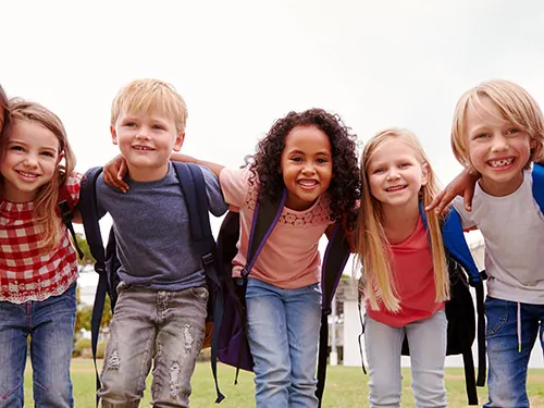 Des enfants jouent ensemble